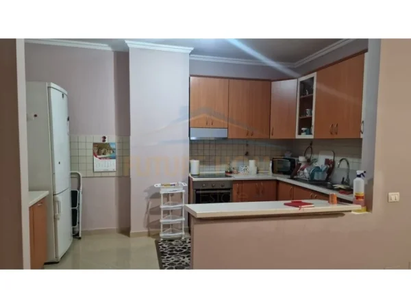 Tirane, shitet apartament 2+1+Ballkon Kati 4, 115 m² 220.000 € (prane shkolles 4 Deshmoret, Tirane)