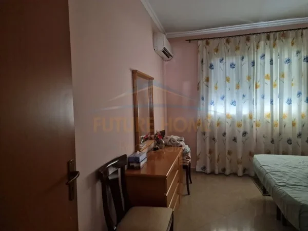 Tirane, shitet apartament 2+1+Ballkon Kati 4, 115 m² 220.000 € (prane shkolles 4 Deshmoret, Tirane)