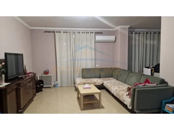 Tirane, shitet apartament 2+1+Ballkon Kati 4, 115 m² 220.000 € (prane shkolles 4 Deshmoret, Tirane)