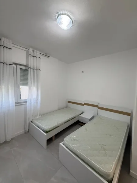 Tirane, jepet me qera apartament 2+1+Ballkon , 600 € (Ali Dem)