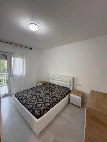 Tirane, jepet me qera apartament 2+1+Ballkon , 600 € (Ali Dem)