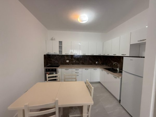 Tirane, jepet me qera apartament 2+1+Ballkon , 600 € (Ali Dem)