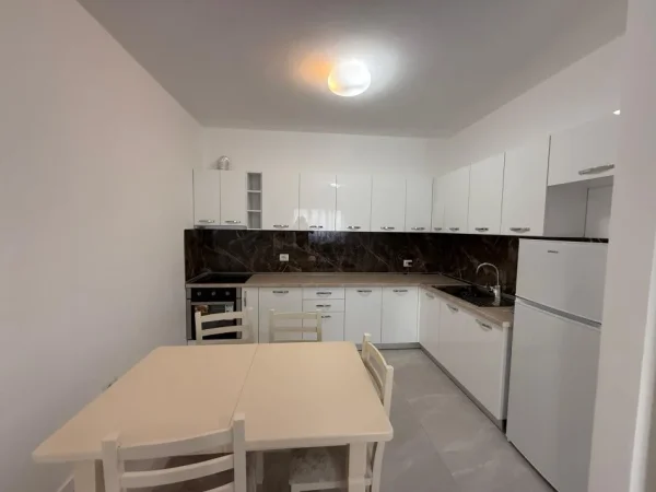 Tirane, jepet me qera apartament 2+1+Ballkon , 600 € (Ali Dem)