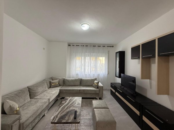Tirane, jepet me qera apartament 2+1+Ballkon , 600 € (Ali Dem)
