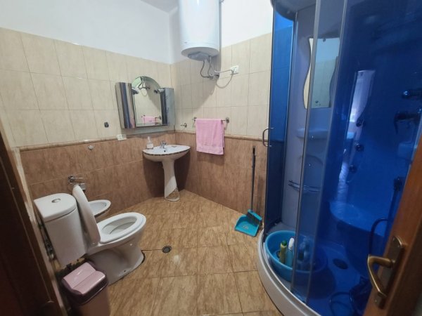 Tirane, jepet me qera apartament 2+1+Ballkon Kati 3, 100 m² 600 € (Tregu Elektrik)