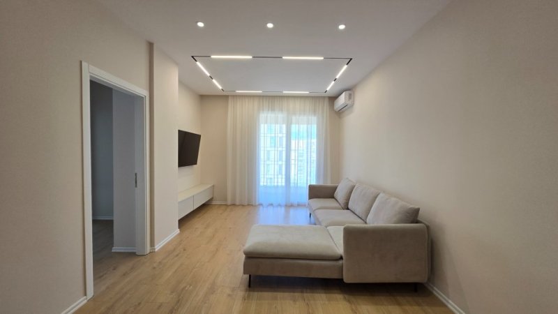 Tirane, jepet me qera apartament 2+1+Ballkon Kati 6, 800 € (Ish-Fusha Aviacionit)