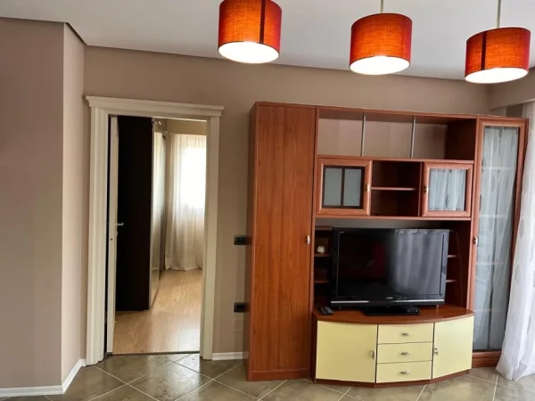 Tirane, jepet me qera apartament 2+1+Ballkon Kati 2, 82 m² 650 € (Kopshtit Botanik)