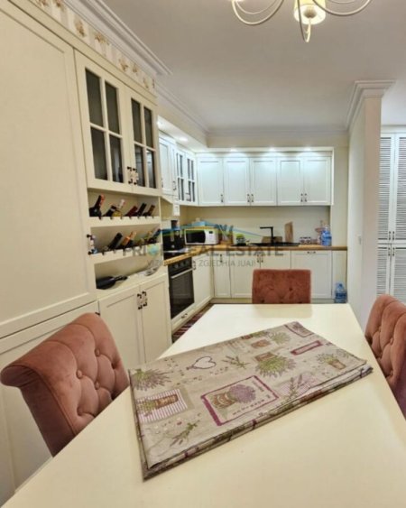 Tirane, jepet me qera apartament 2+1+Ballkon Kati 4, 126 m² 1.000 € (Residenca Kodra e Diellit)