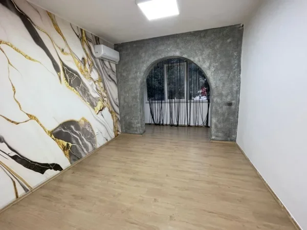 Tirane, jepet me qera ambjent biznesi Kati 2, 80 m² 500 € 