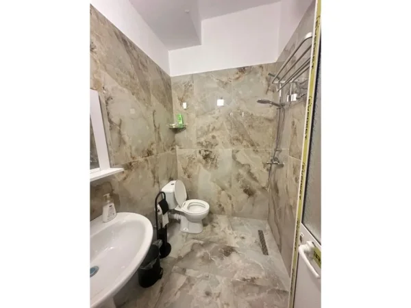 Tirane, jepet me qera apartament 1+1 Kati 0, 56 m² 350 € (Rezidenca Kaimi ne zonen e Ali Demit)