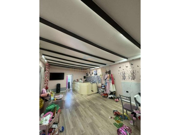 Tirane, jepet me qera ambjent biznesi Kati 0, 40 m² 400 € 