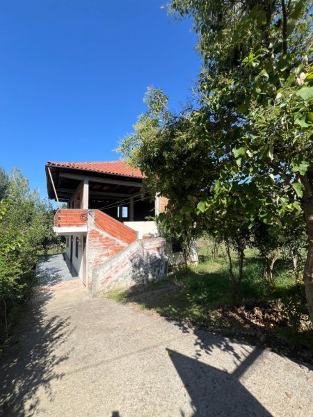 Tirane, shitet shtepi 3+1 Kati 0, 282 m² 135.000 € (Liqeni Paskuqanit)