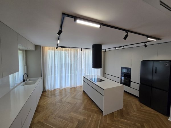 Tirane, jepet me qera Vile 4+1 Kati 3, 800 m² 4.000 € (Mullet)