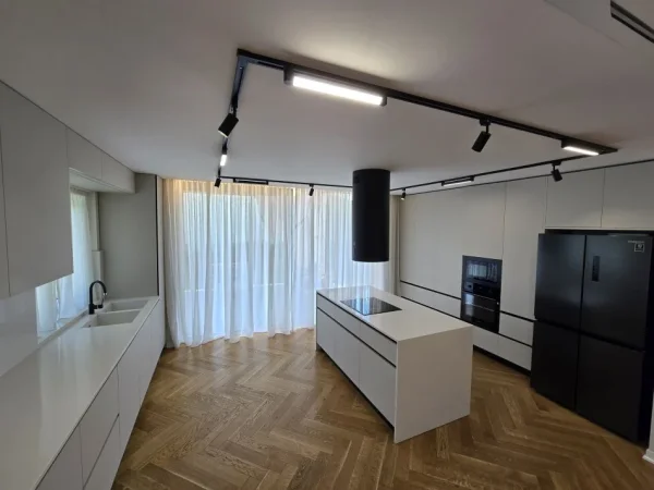 Tirane, jepet me qera Vile 4+1 Kati 3, 800 m² 4.000 € (Mullet)