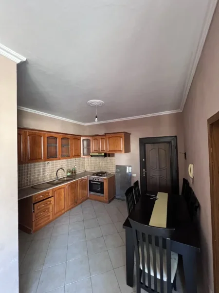 Tirane, jepet me qera apartament 1+1+Ballkon Kati 2, 60 m² (Vila L)