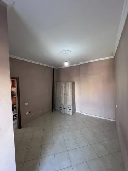 Tirane, jepet me qera apartament 1+1+Ballkon Kati 2, 60 m² (Vila L)