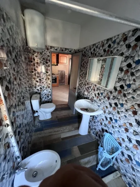 Tirane, jepet me qera apartament 1+1+Ballkon Kati 2, 60 m² (Vila L)