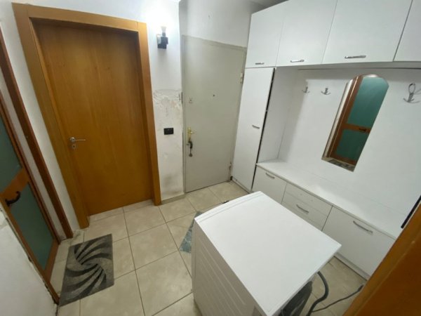 Tirane, shitet apartament 1+1 Kati 5, 60 m² 82.000 € (Prane burgut te grave)