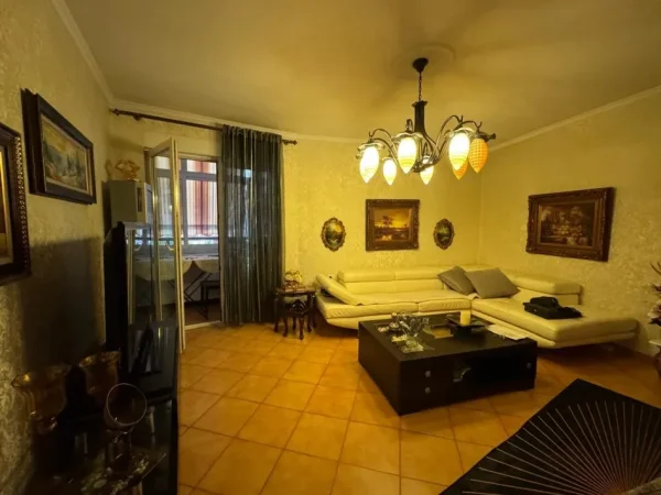 Tirane, jepet me qera apartament 1+1 Kati 5, 75 m² 700 € (air albania)