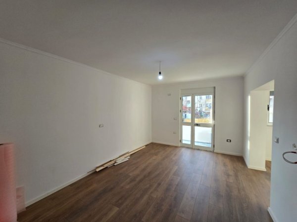 Tirane, shitet apartament 2+1+Ballkon Kati 4, 77 m² 155.000 € (ali demi)