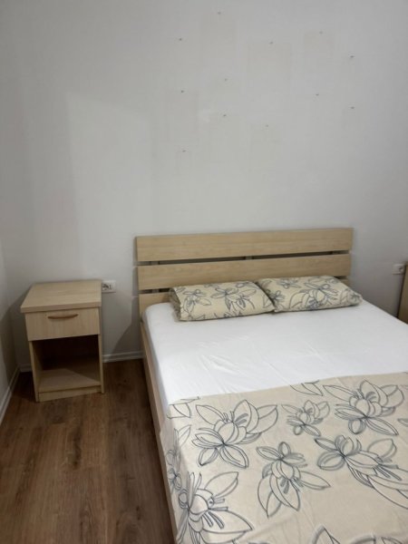 Jepet me Qira Apartament 1+1 Tek Pazari i Ri, 550 €uro