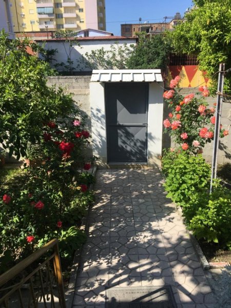 Fier, jepet me qera shtepi 2+1+Ballkon , 700 m² 320 € (LAGJIA 1 MAJ)