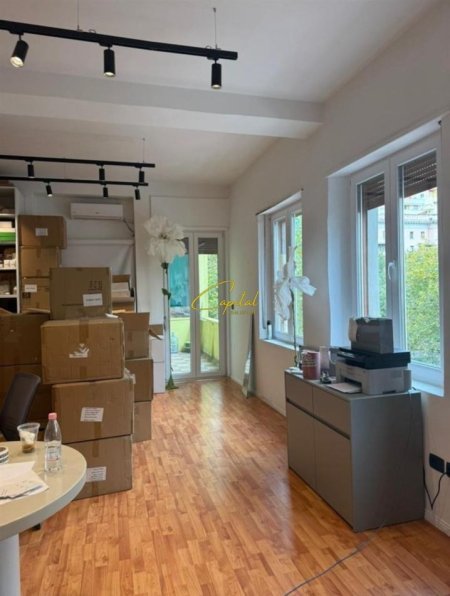 Tirane, jepet me qera ambjent biznesi Kati 3, 70 m² 800 € (ISH BLLOKU)