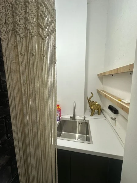 Tirane, jepet me qera zyre Kati 2, 70 m² 500 € (Rruga Kavajes)