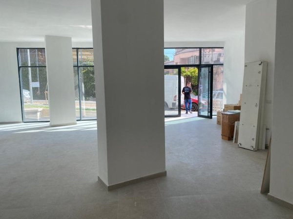 Jepet me Qira Ambient Biznesi Komercial tek Ekonomiku , Kati 0, 86 m² 1.200 €URO