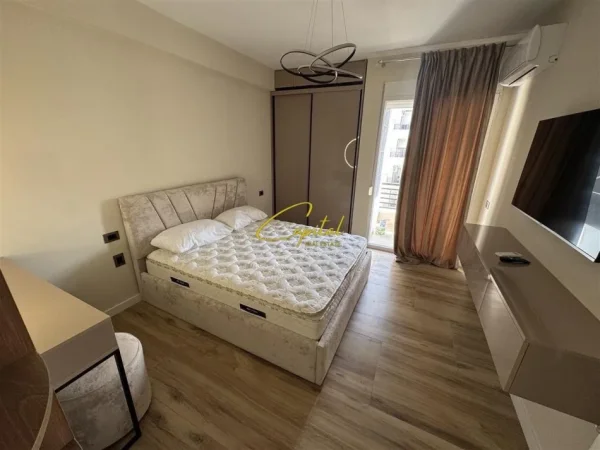 Tirane, jepet me qera apartament 1+1 Kati 7, 70 m² 600 € (RRUGA NDRE MJEDA)