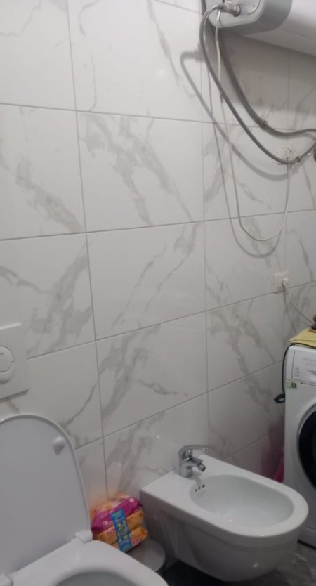 Tirane, jepet me qera apartament 1+1+Ballkon Kati 8, 70 m² 400 € (YZBERISHT)