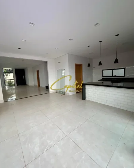 Tirane, shitet dyqan Kati 0, 187 m² 430.000 € (PAZARI I RI)