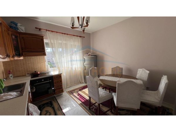 Tirane, shitet apartament 3+1+Ballkon Kati 5, 250.000 € (Rruga e Barrikadave)