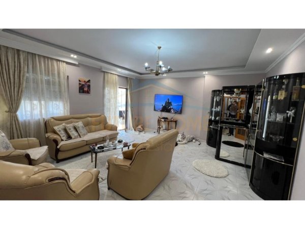 Tirane, shitet apartament 3+1+Ballkon Kati 5, 250.000 € (Rruga e Barrikadave)