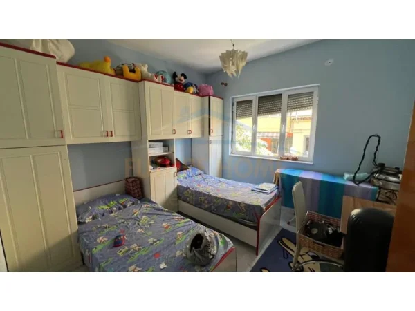 Tirane, shitet apartament 3+1+Ballkon Kati 5, 250.000 € (Rruga e Barrikadave)