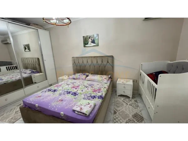 Tirane, shitet apartament 3+1+Ballkon Kati 5, 250.000 € (Rruga e Barrikadave)