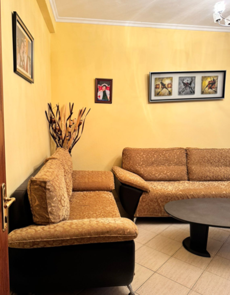 Tirane, jepet me qera apartament 1+1 Kati 2, 65 m² 300 € (Kombinat)