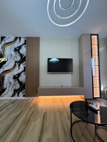 Tirane, jepet me qera apartament 1+1+Ballkon Kati 7, 70 m² 610 € (Ish Parku Autobuzave)
