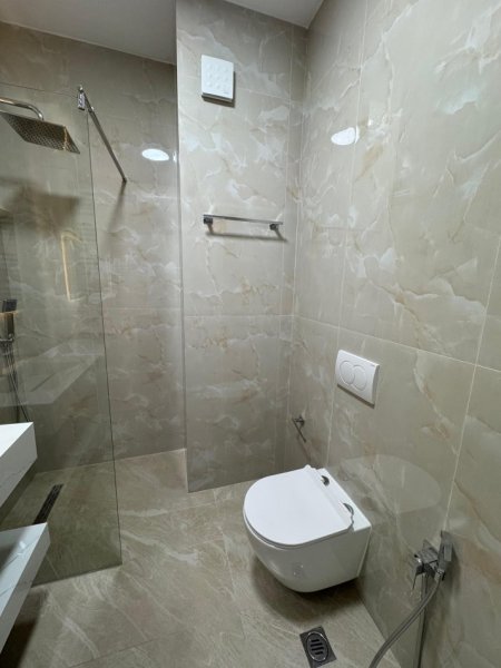 Tirane, jepet me qera apartament 1+1+Ballkon Kati 7, 70 m² 610 € (Ish Parku Autobuzave)