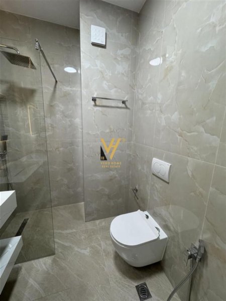 Tirane, jepet me qera apartament 1+1+Ballkon Kati 7, 75 m² 600 € (RRUGA NDRE MJEDA)