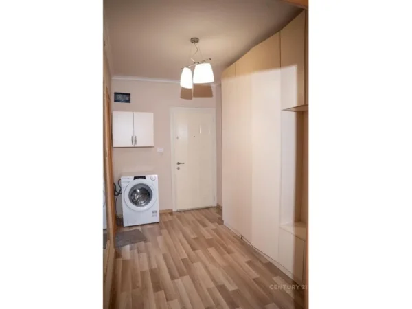 Tirane, jepet me qera apartament 1+1 Kati 3, 59 m² 525 € (Irfan Tomini)