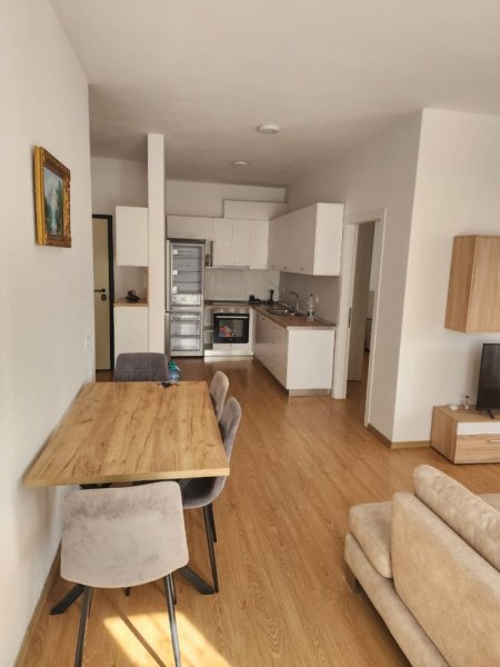 Tirane, jepet me qera apartament 2+1+Ballkon Kati 1, 98 m² 660 € (Rruga e Dibres/Ministria e Mbrojtjes)