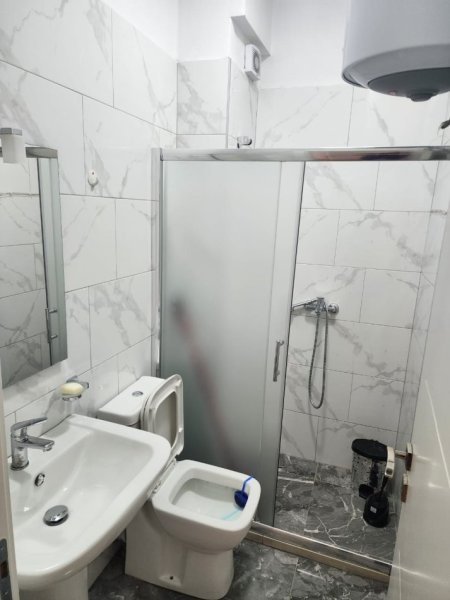 Tirane, jepet me qera apartament 2+1+Ballkon Kati 1, 98 m² 660 € (Rruga e Dibres/Ministria e Mbrojtjes)