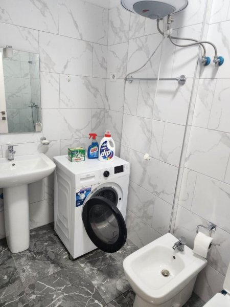 Tirane, jepet me qera apartament 2+1+Ballkon Kati 1, 98 m² 660 € (Rruga e Dibres/Ministria e Mbrojtjes)