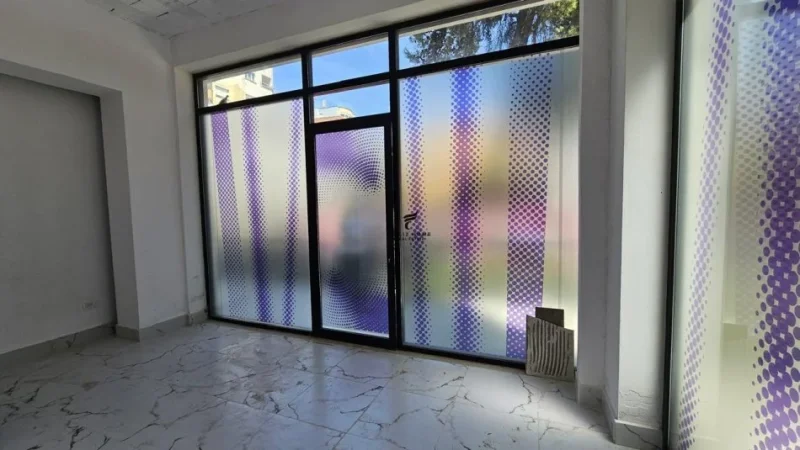 Tirane, jepet me qera dyqan Kati 0, 30 m² 600 € (DONIKA CENTER)