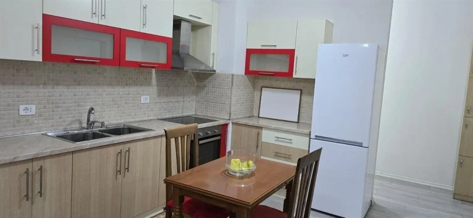 Tirane, jepet me qera apartament 1+1+Aneks+Ballkon Kati 3, 84 m² 450 € (ALI DEMI)
