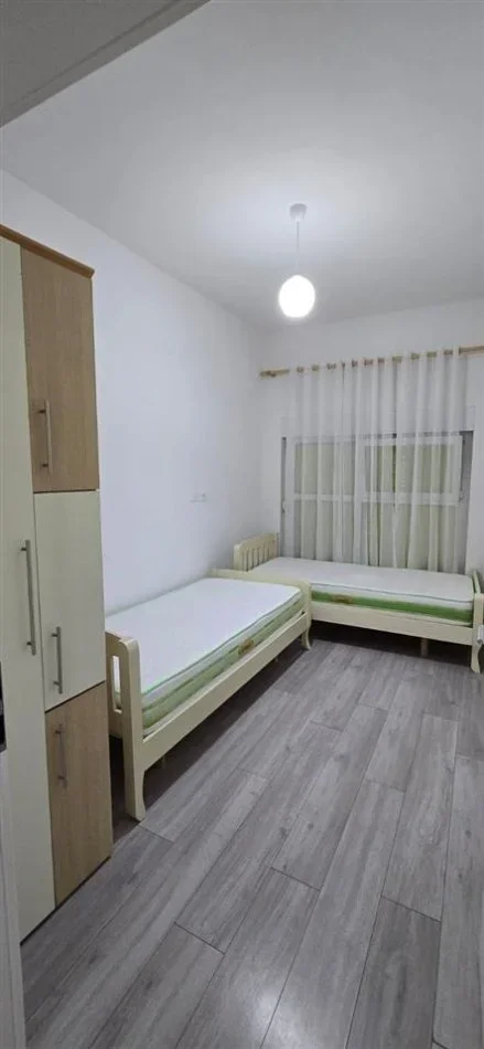 Tirane, jepet me qera apartament 1+1+Aneks+Ballkon Kati 3, 84 m² 450 € (ALI DEMI)