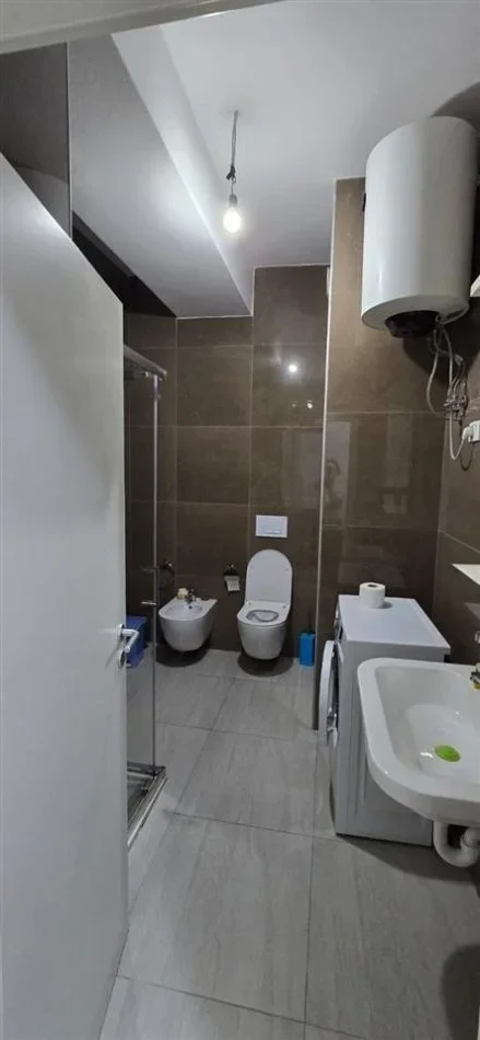 Tirane, jepet me qera apartament 1+1+Aneks+Ballkon Kati 3, 84 m² 450 € (ALI DEMI)