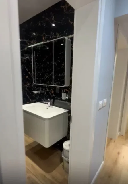 Tirane, jepet me qera apartament 1+1+Ballkon , 75 m² 470 € 