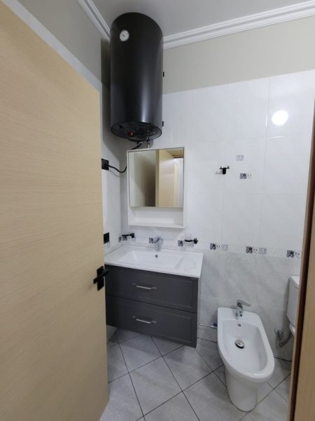 Tirane, jepet me qera apartament 2+1 Kati 2, 420 € (Fresk)